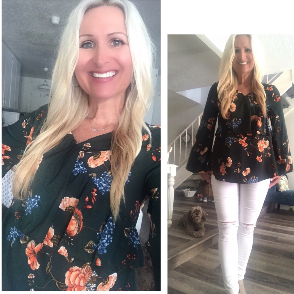 ☕️Bell Sleeve Floral Top🌟